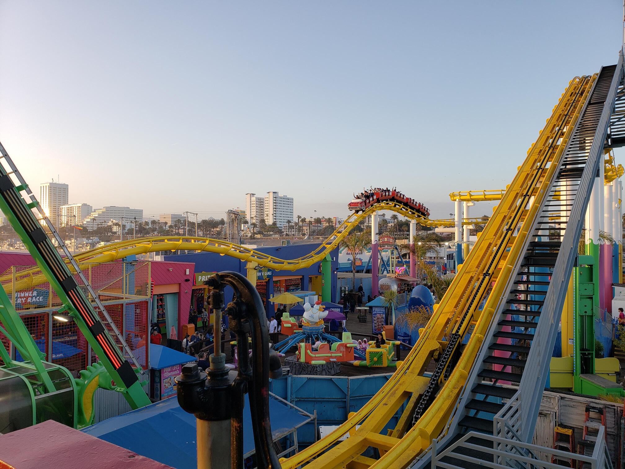 Photo du Santa Monica Pier avec des montagnes russes