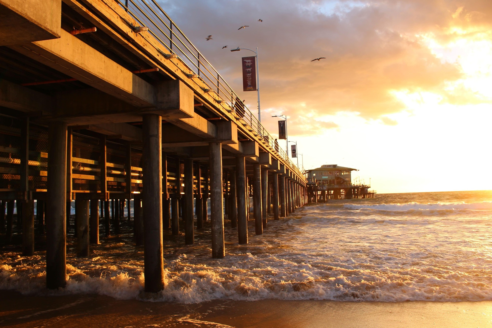 Photo du pont du Santa Monica Pier sous un couché de soleil