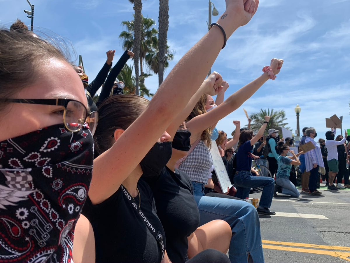 Photo de personnes organisant une manifestation