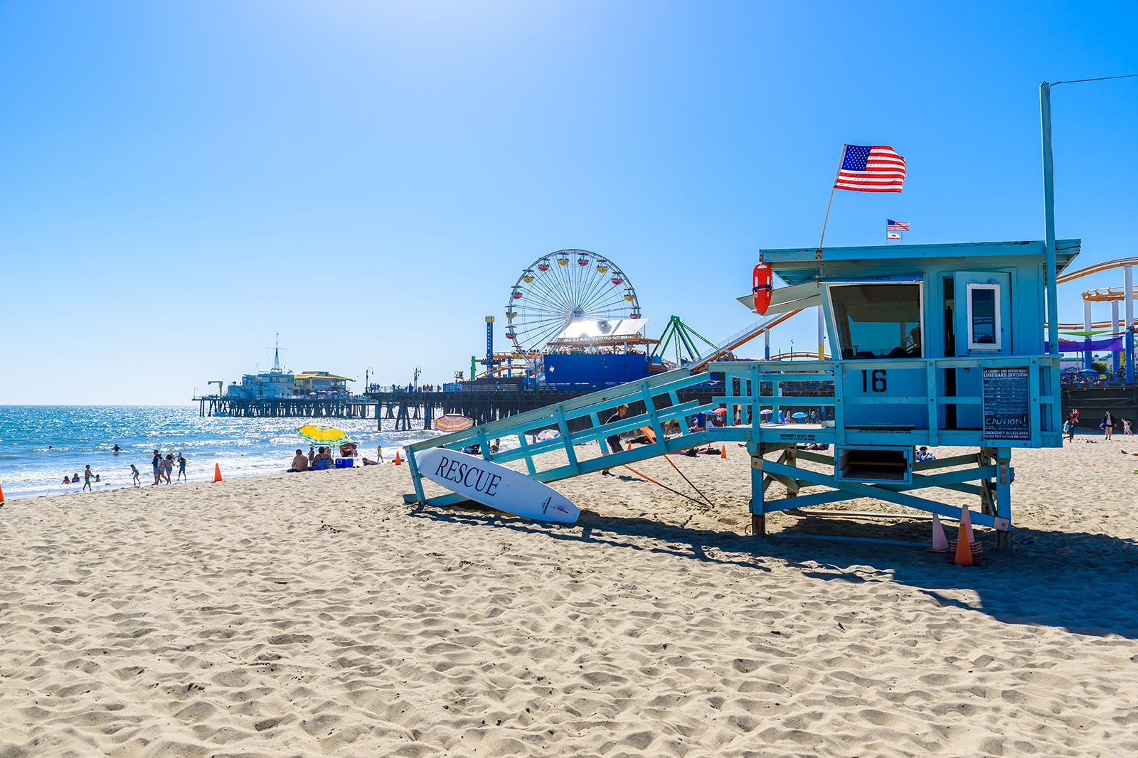 Photo du Santa Monica Pier à côté de la plage