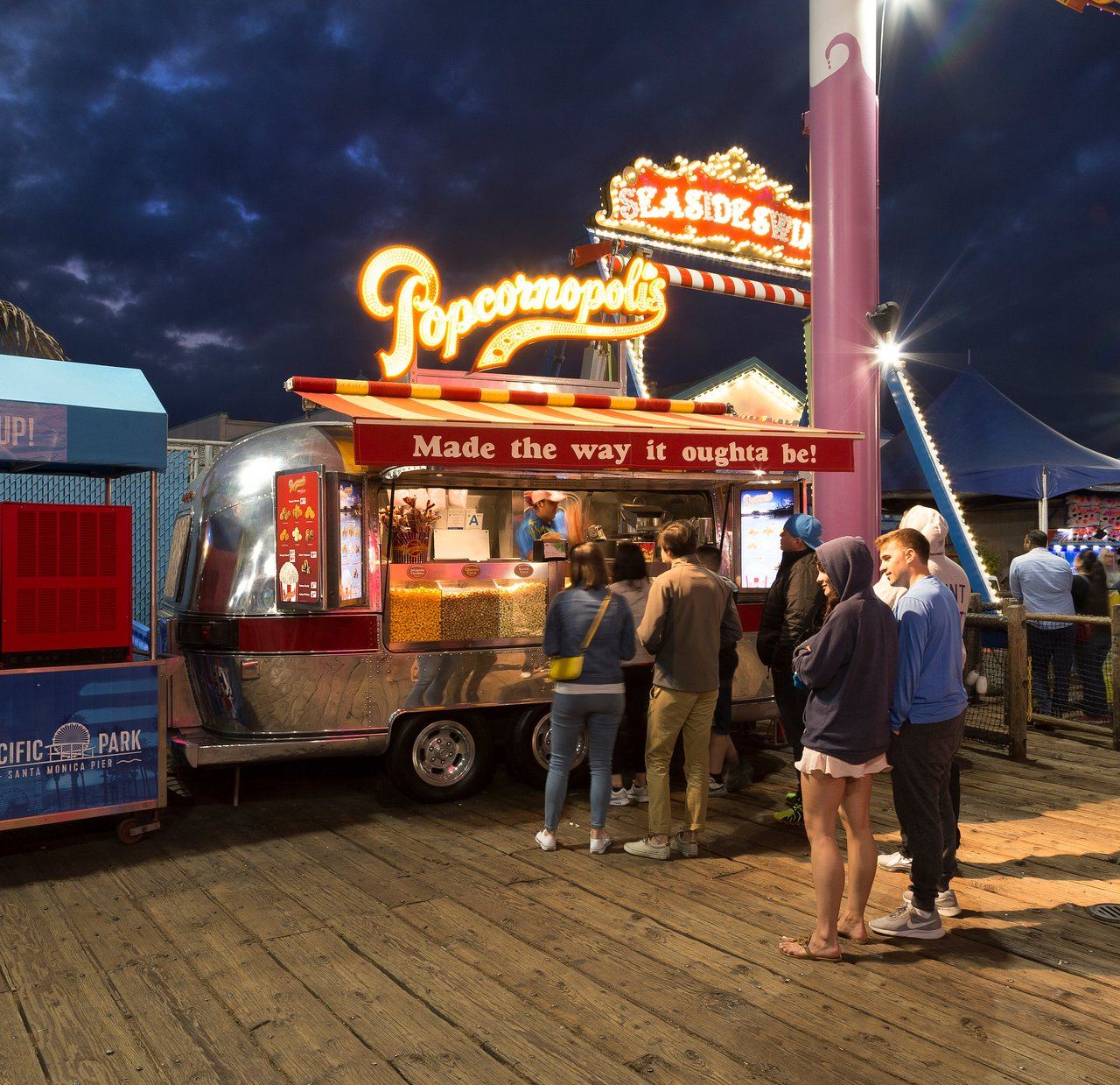 Photo de personnes attendant pour acheter des popcorns sur le Santa Monica Pier
