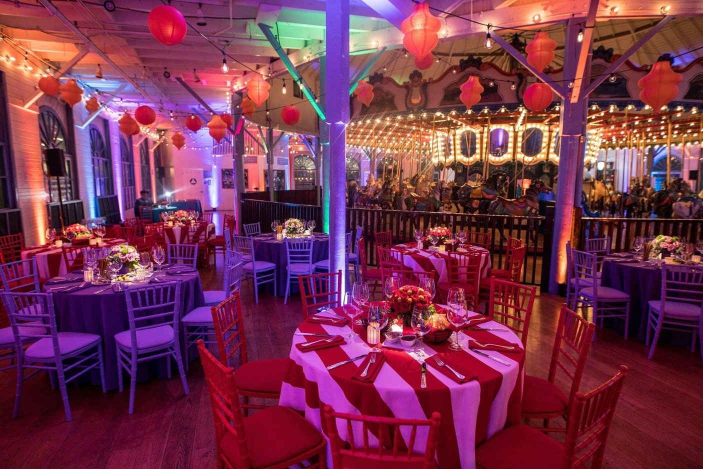 Photo d'une salle de restaurant décorée pour un événement au Santa Monica Pier